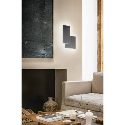 QUANTIC Nástěnné svítidlo, nepřímé svícení, základna hliník, povrch tm. šedá, dif. plast opál, LED 23W, 1840lm, Ra80, 230V, IP20, tř.1, rozměry 350x240x46mm.